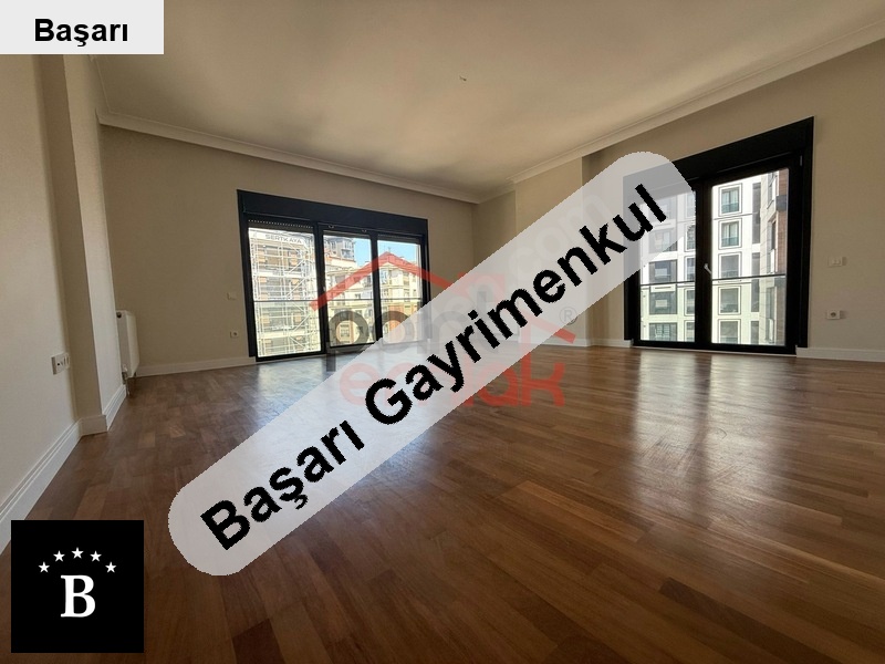 Başarı'dan suadi̇ye  feri̇de geçi̇di̇ne yakin 7 yillik bi̇na 130m2 3+1
