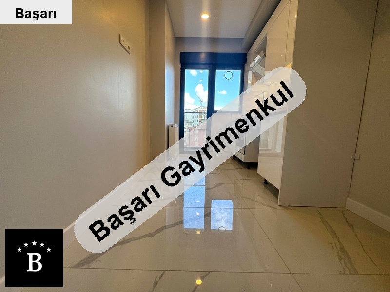 Başarı'dan bostanci'da satilik günli̇kli̇ havuzlu si̇te i̇çi̇nde sifir 2+1