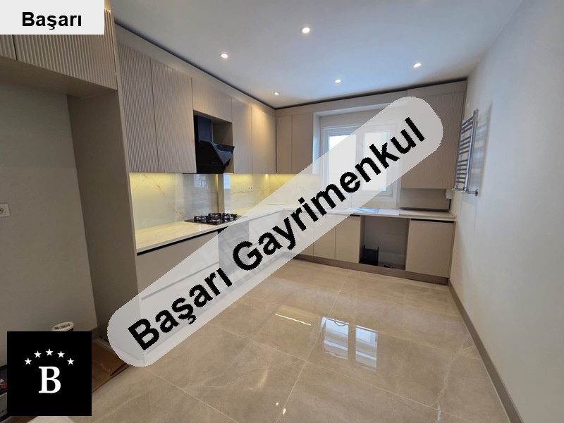 Başarı'dan kocayol'da kapali otoparkli kombi̇li̇ balkonlu boş 3+1
