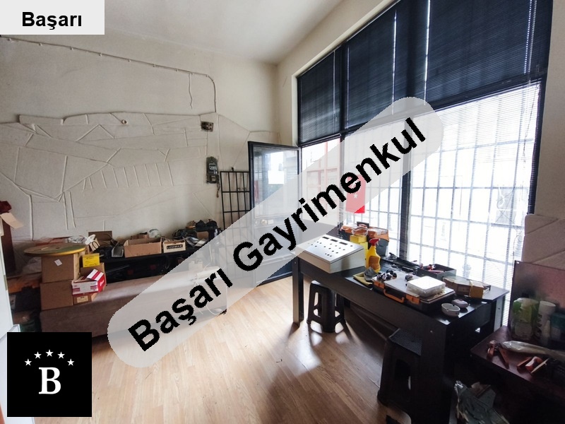 Başarı'dan ayrilikçeşme marmaray'a yakin yüksek tavanli 40m2 gi̇ri̇ş dükkan