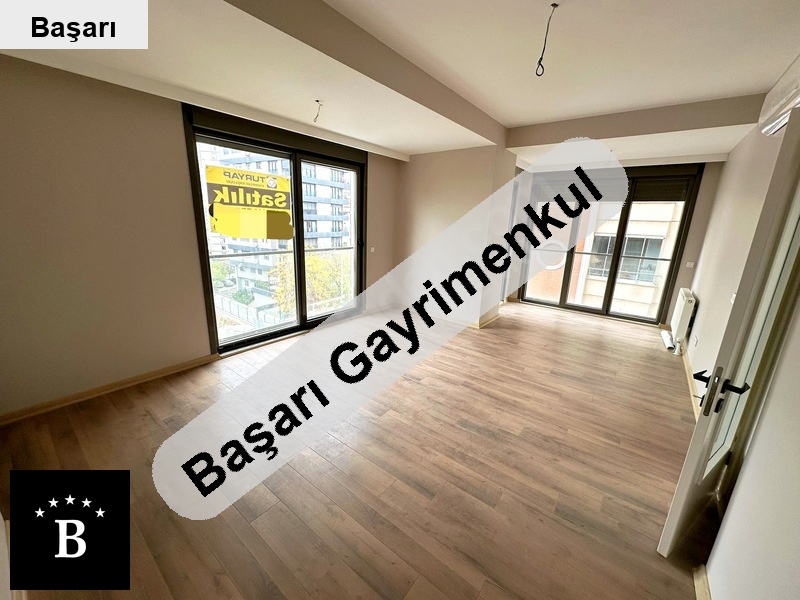 Başarı'dan ethemefendi̇ cad üzeri̇ marmaray'a yakin 130m2