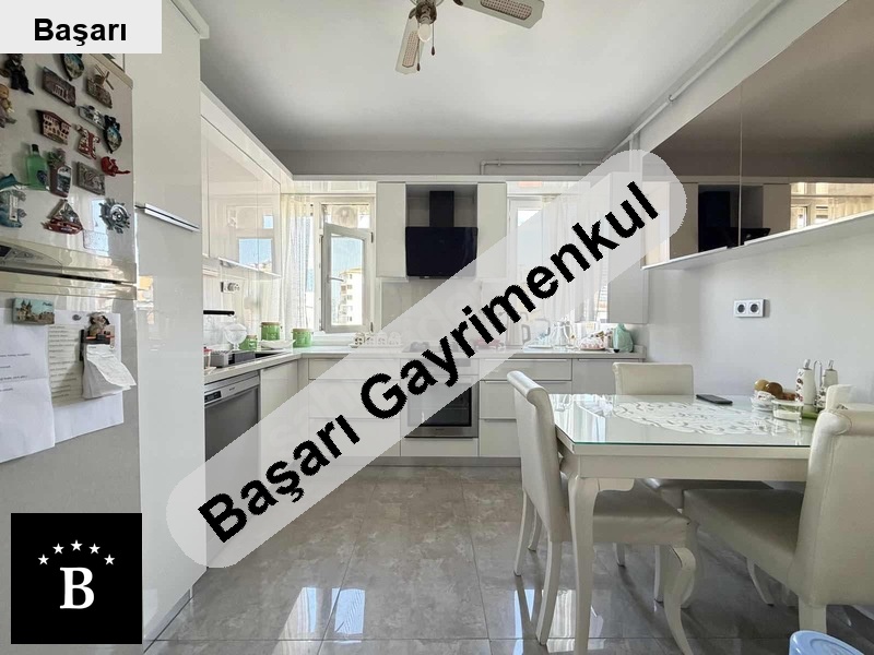 Başarı'dan acibadem hast komşu presti̇jli̇ bi̇nada i̇çi̇ yeni̇lenmi̇ş 130m2 3+1