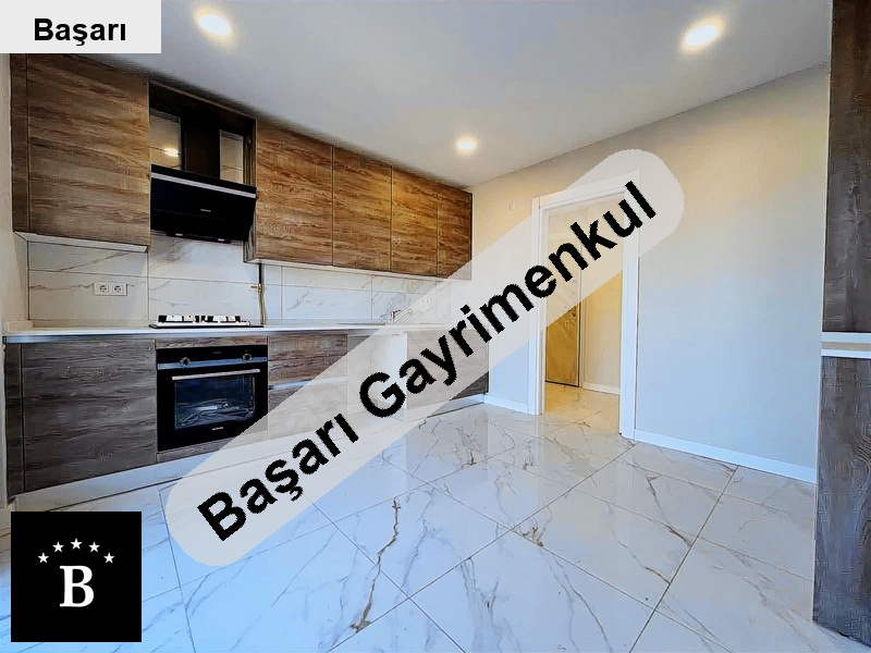 Başarı'dan ayşekadin metroya komşu 1 yillik ebenyli̇ balkonlu 170m2 4+1