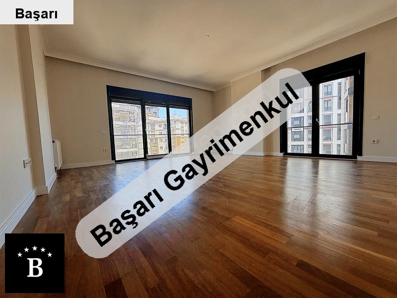 Başarı'dan suadi̇ye feri̇de geçi̇di̇ne yakin ebeyn banyolu lüks 140m² 3+1