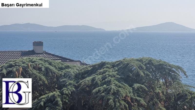 BAŞARI'DAN CADDEBOSTAN SAHİLDE KAPANMAZ DENİZ MANZARALI  300 M2 YALI DAİRESİ