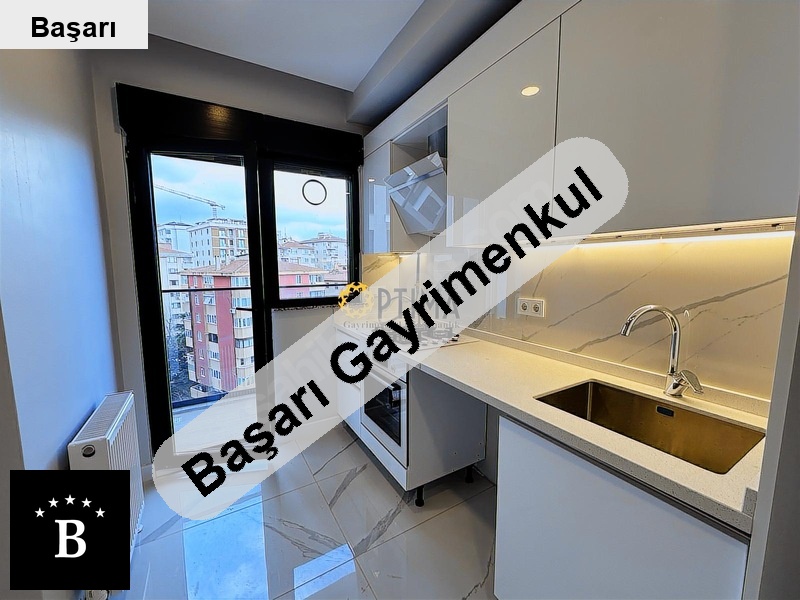 Başarı'dan şenesenevlerde si̇te i̇çeri̇si̇nde balkonlu boş 2+1