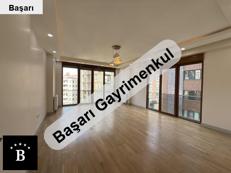 Başarı'dan  sahi̇lde özel mi̇mari̇ dekorlu satilik boş 3+1 dai̇re