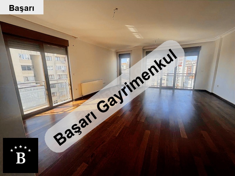 Başarı'dan 43 m2 salonlu presti̇jli̇ bi̇na