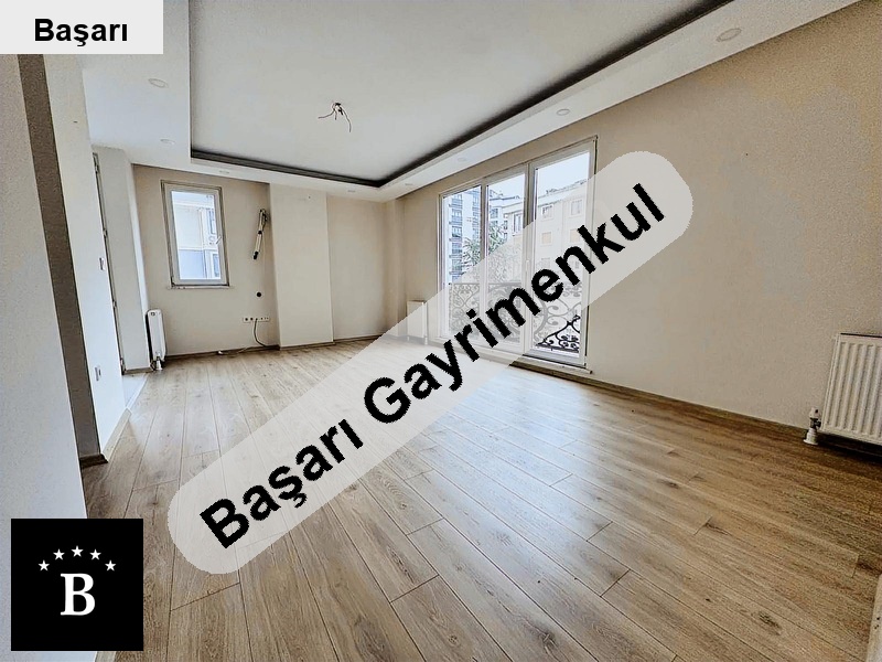 Başarı'dan suadi̇ye'de metroya çok yakin 2+1 balkonlu 3 yillik boş dai̇re !!!