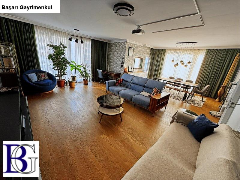 Başarı'dan erenk&ouml;y bağdat caddesi̇ne 3.bi̇nada 230 m2  4+1 balkonlu deniz manzaralı  3 ara&ccedil;lık garaj hakkı 7/24 g&uuml;venlik