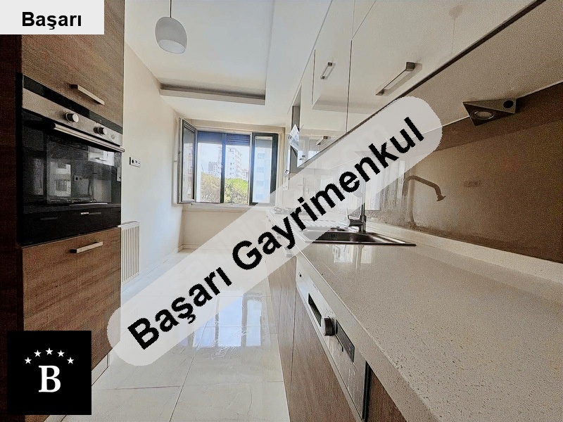 Başarı'dan suadiye sitesinde havuzlu 3+1 boş satılık daire