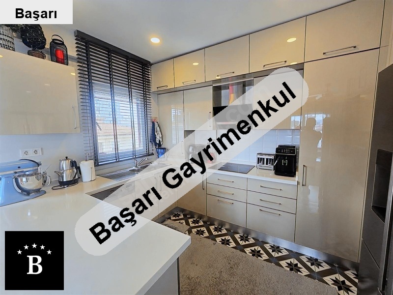 Başarı'dan suadi̇ye marmaray 200m 2+1 kombi̇li̇ balkonlu lüx net 75m2