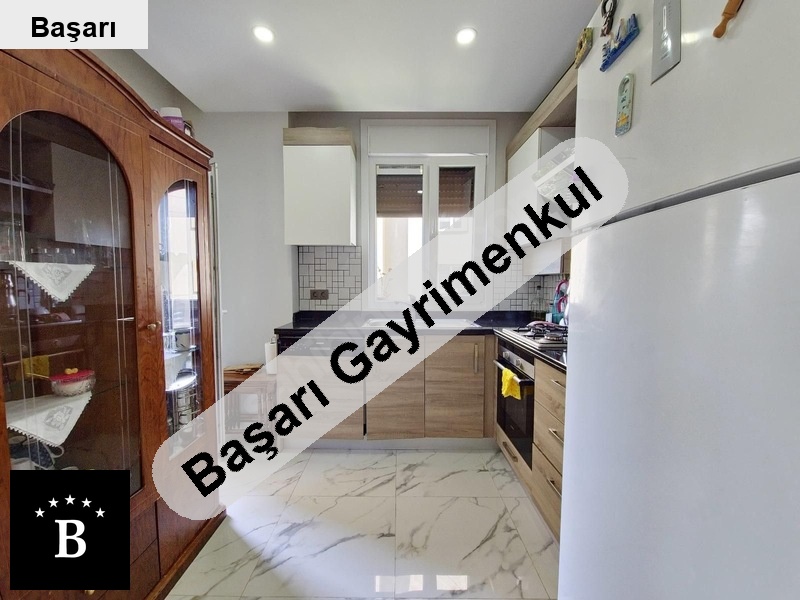 Başarı'dan suadi̇ye ayşekadin metroya i̇ki̇ adim net 100 mt2 enfes si̇tede 3+1