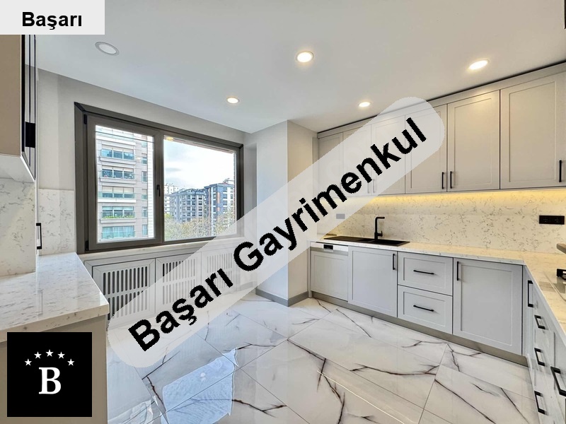 Başarı'dan  bağdat cd 300 mt katta tek 165 m² boş 4+1