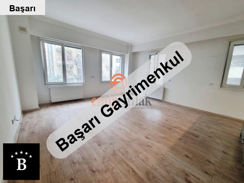 Başarı'dan  suadi̇ye'de bağdat caddesine çok yakin 2+1 boş 90 m2