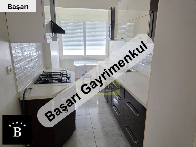 erenköy de mi̇ni̇büs cad üzeri̇ 3+1 i̇çi̇ bakimli dai̇re